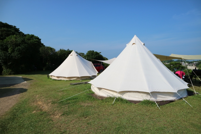 草原に白いテントが２つ建っている