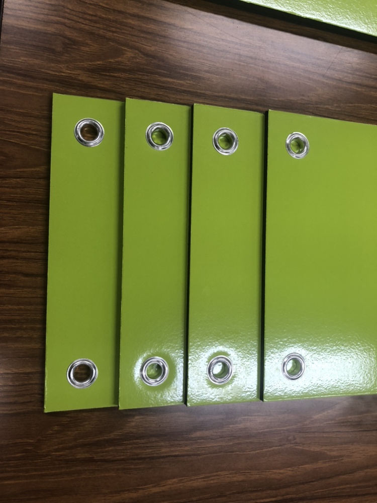 ハトメを打ったパネル