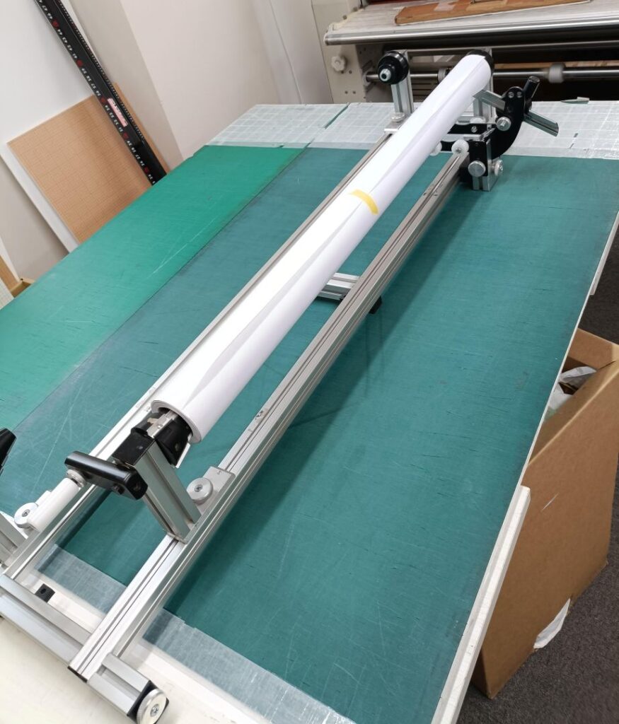 ロールメディアをカットする様子