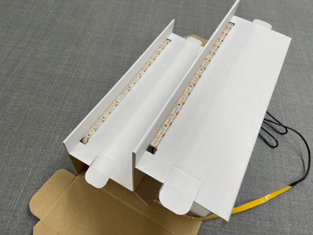 テープライトを上段・下段に貼っていきます！