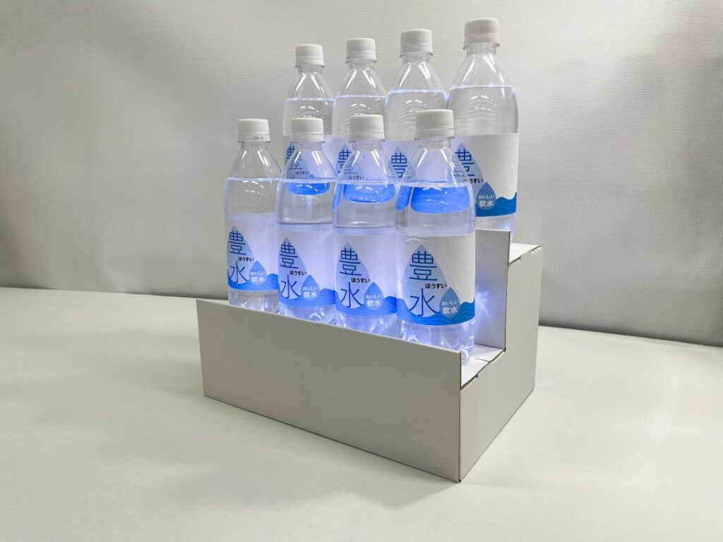 光っているひな壇