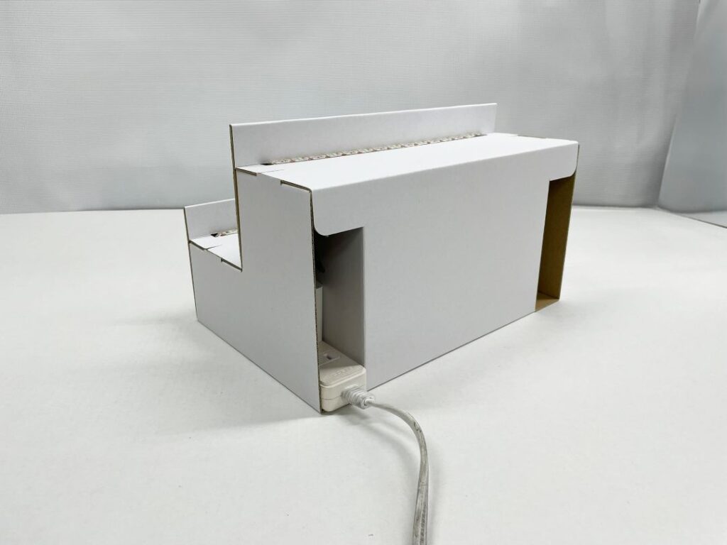 背面にコンセントが収納される様子