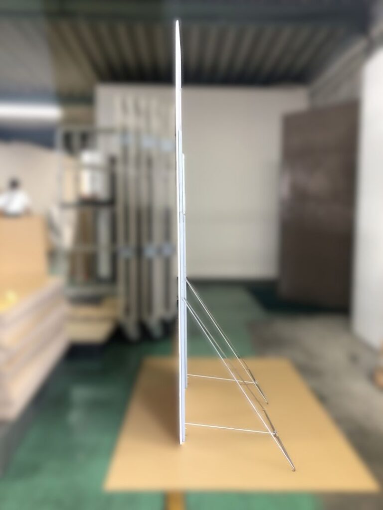 垂直に立っているパネル