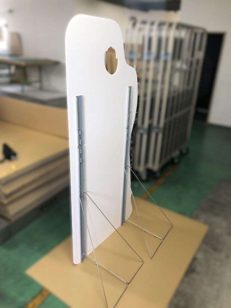 垂直に立っているパネル