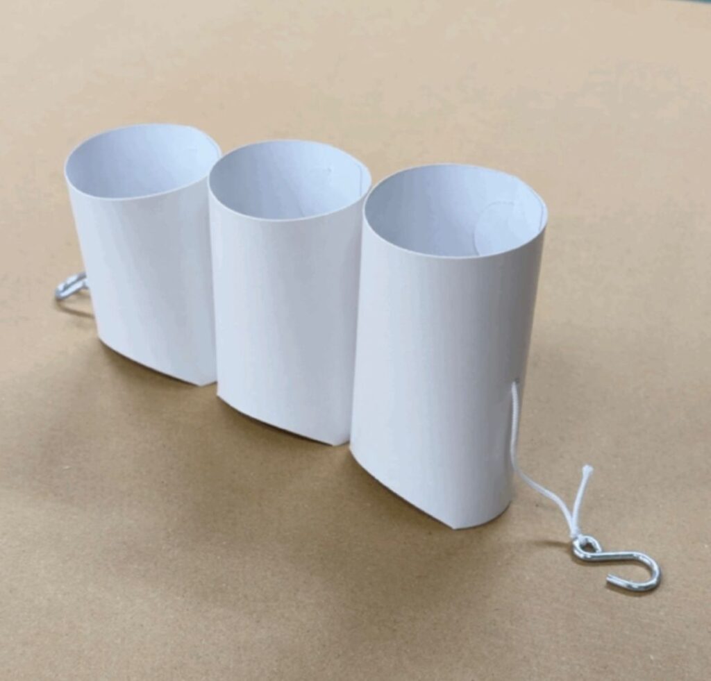 筒に紐が通された様子